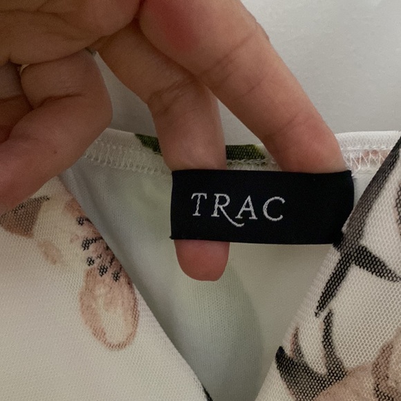 Ivory/cream dress with floral. Size small. Bought for honeymoon and worn once - Picture 4 of 5